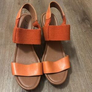 Lucky Brand wedge sandal 9M orange stretchy straps 4” heel